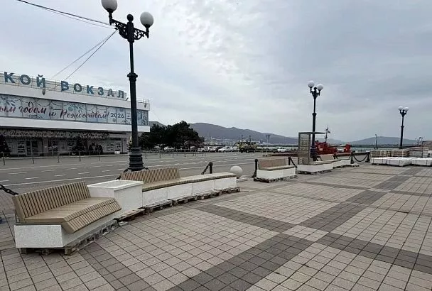 На набережной Новороссийска установят 90 новых скамеек и 180 урн
