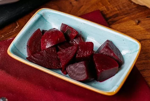 Сварите свеклу, как советует шеф-повар, и ваши салаты покорят гостей ярким вкусом