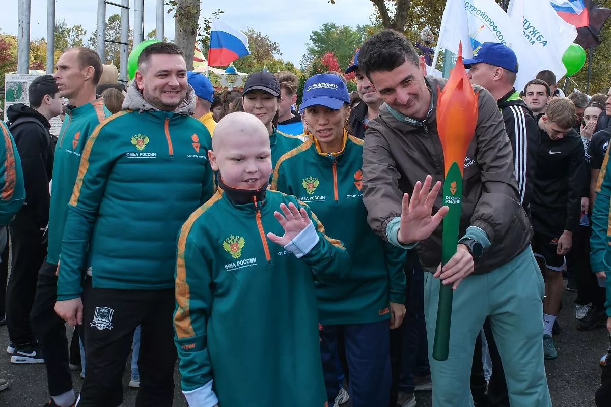 Главными участниками необычной акции стали Артем Алискеров, победивший лейкемию,  и 13-летний Лев Преминин, который пережил пересадку костного мозга. 