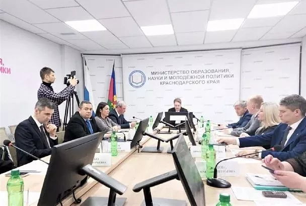 Быстро учиться и много получать: на краевом родительском собрании рассказали, какие рабочие нужны Кубани