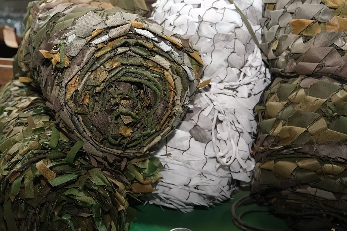 Еще одно направление – плетение маскировочных сетей. На втором этаже Дома культуры станицы Брюховецкой развернута настоящая мини-фабрика.