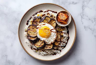 Баклажаны с яйцом-пашот: диетический ужин с клетчаткой за копейки в микроволновке 