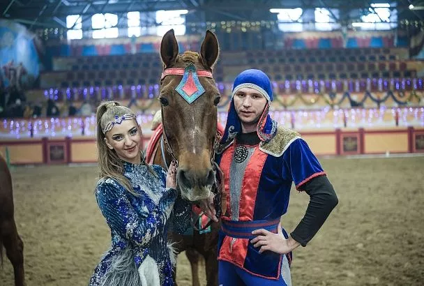 Интересно кони пляшут: под Новороссийском открыли театр, где главные роли исполняют лошади