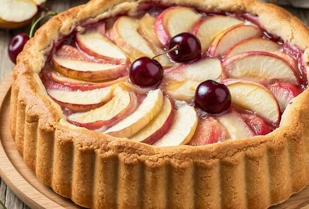 Выливаю тесто с яблоками в сковороду и накрываю крышкой. Через 20 минут вкусная шарлотка готова