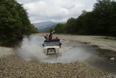В Геленджике экскурсии для туристов организовывал пьяный водитель джипа без прав