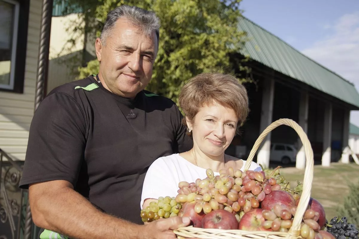 Хозяйка КФХ Наталья Бараковская и ее муж Владимир всегда рады гостям. Хозяйка КФХ Наталья Бараковская и ее муж Владимир всегда рады гостям.