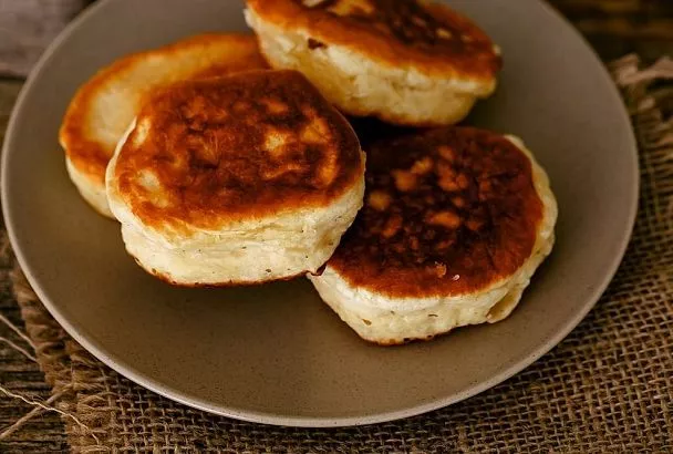 Не сырники, а объедение! Добавь в творог 1 ингредиент и жарь сразу несколько партий: осторожно, они сметаются со стола