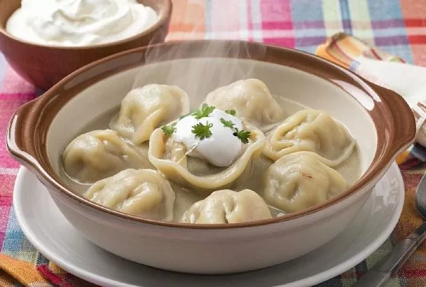 Пельмени из теста, которое не рвется при варке с сочным фаршем из индейки: рецепт, который вы передадите внукам