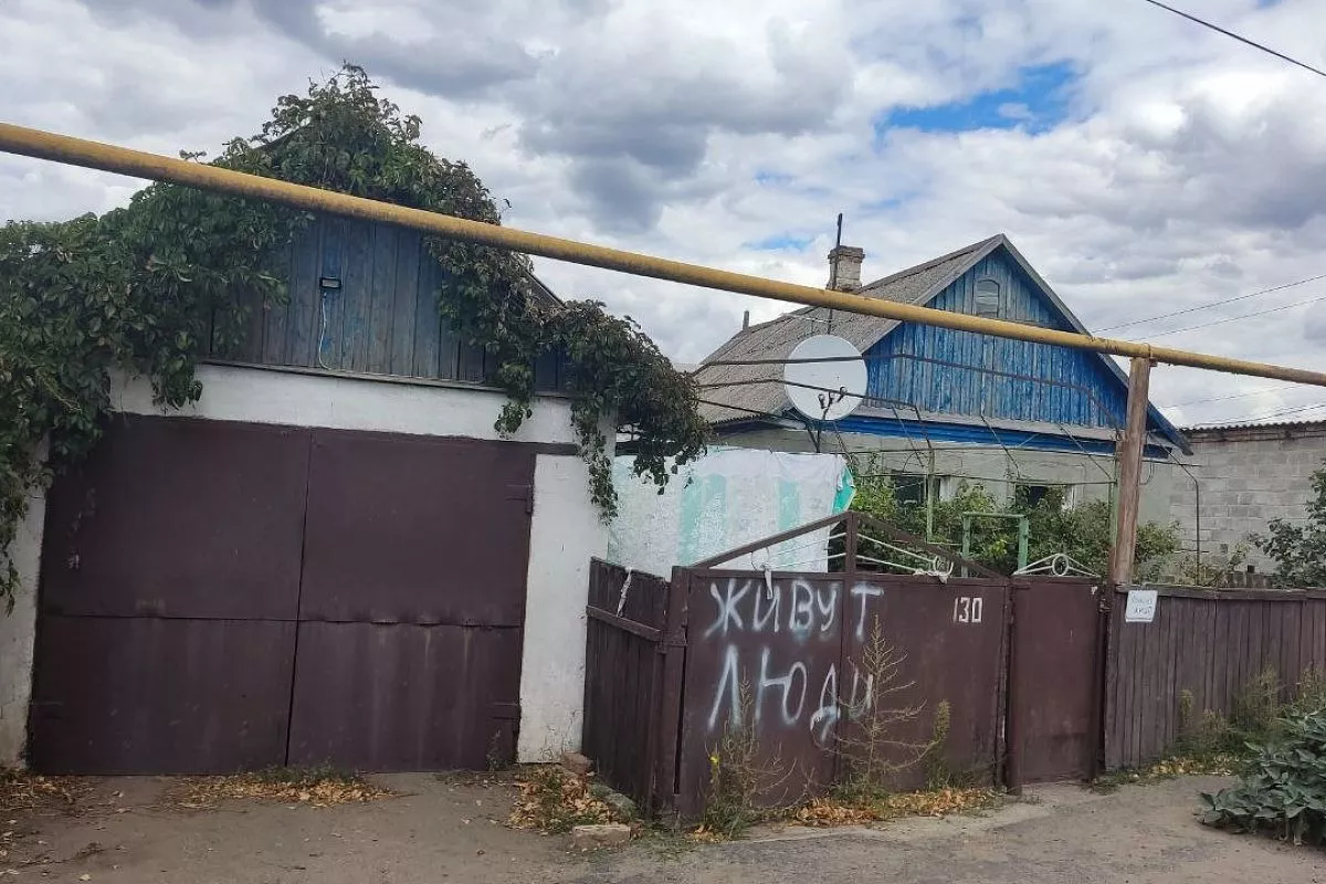 На воротах домов частного сектора нанесены надписи, предупреждающие о проживающих в них мирных людях.