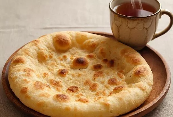 Для приготовления вкусного завтрака достаточно стакана кефира и пары яиц и через десять минут на столе румяная и ароматная лепешка