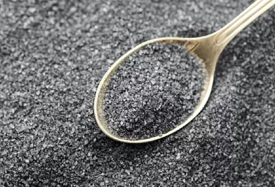 Черная против белой: гастроэнтеролог перечислил свойства черной соли