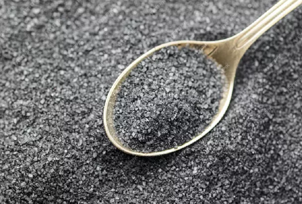 Черная против белой: гастроэнтеролог перечислил свойства черной соли