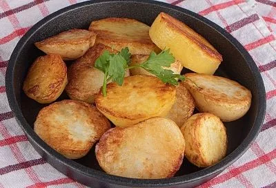 Чуть-чуть отварил и в духовку: через 20 минут картошка с хрустящей корочкой, мягкая внутри, готова – сногсшибательный аромат