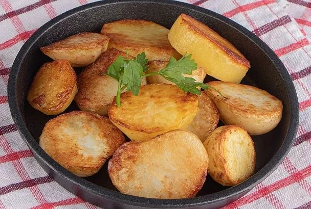 Чуть-чуть отварил и в духовку: через 20 минут картошка с хрустящей корочкой, мягкая внутри, готова – сногсшибательный аромат