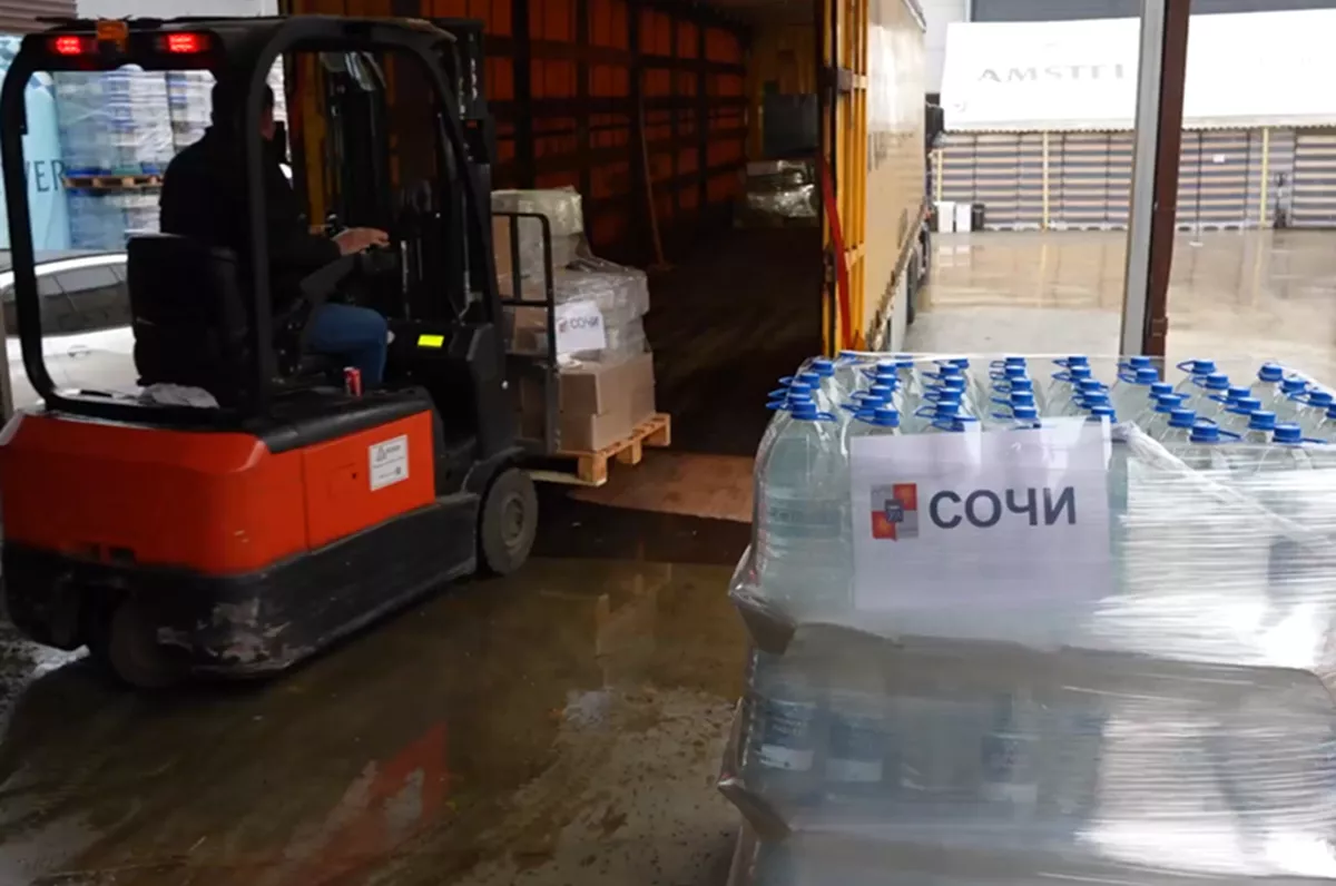 Более 20 тонн гуманитарной помощи отправили из Сочи в Дагестан