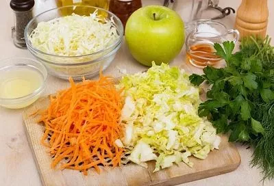 Салат «Очищение» с капустой и яблоком для разгрузки: лёгкий ужин после сытных праздников