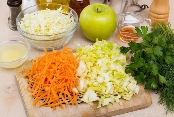 Салат «Очищение» с капустой и яблоком для разгрузки: лёгкий ужин после сытных праздников