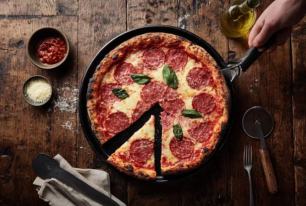 Настоящая итальянская пицца дома: тонкое тесто и много сыра