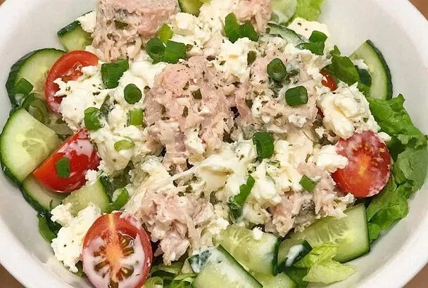 Быстрый и сытный салат из тунца с творогом — рецепт на каждый день