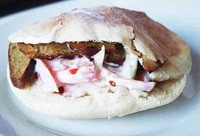 Рулет из лаваша с курицей или крабовыми палочками: 2 начинки для готовки без хлопот