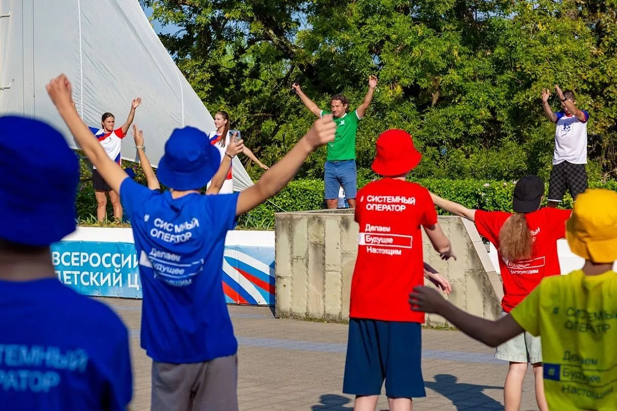 Благодаря спорту дети учатся работать в команде,  поддерживать друг друга.