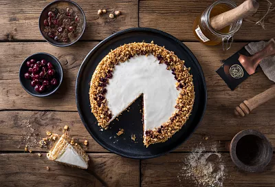 Медовик на медовом бисквите с бананом и вишней