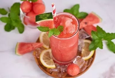 Время освежиться: пять напитков, которые отлично утолят жажду в жару