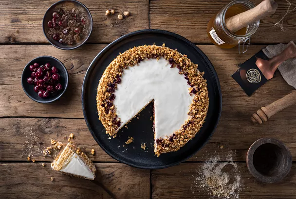 Медовик на медовом бисквите с бананом и вишней