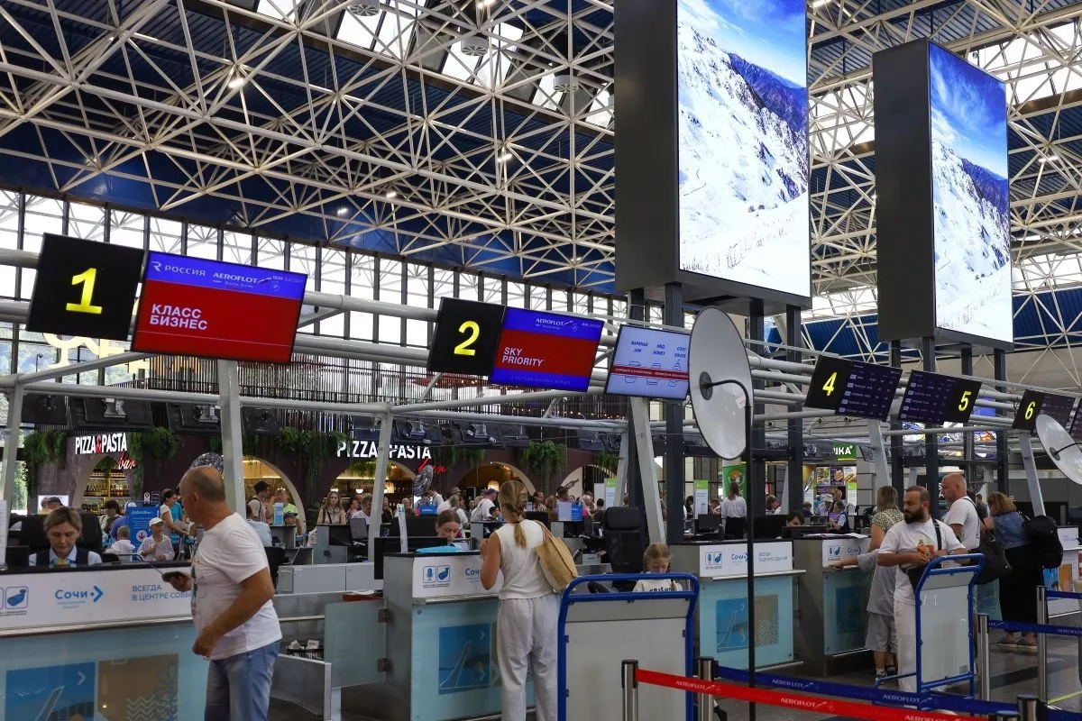 Четыре рейса ушли на запасные аэродромы из-за ограничений в аэропорту Сочи