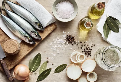 Скумбрия будет малосольной и упругой: сутки в соли, потом лучок и масло — и остановиться трудно