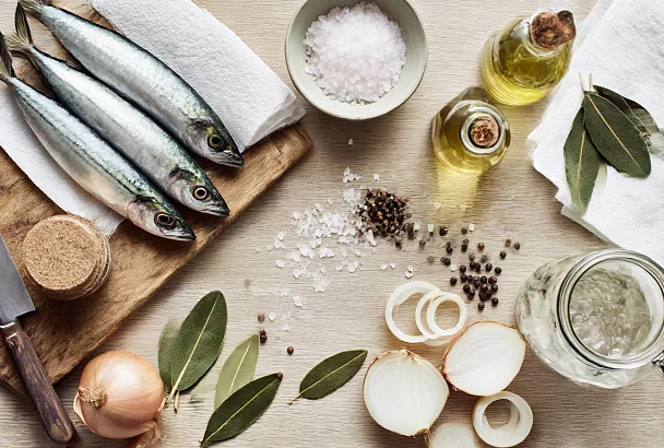 Скумбрия будет малосольной и упругой: сутки в соли, потом лучок и масло — и остановиться трудно