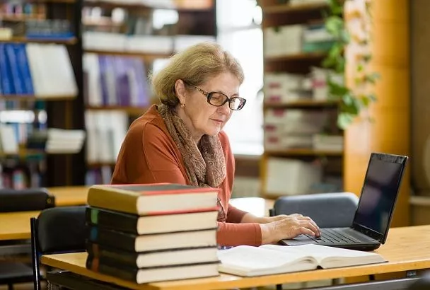 Мошенники выманивают у первокурсников коды от «Госуслуг» под видом библиотекарей