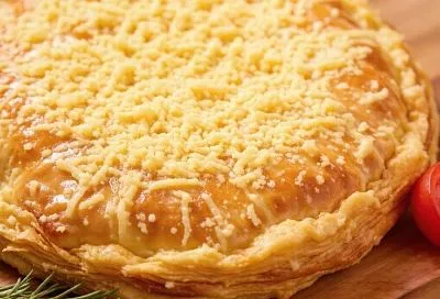 Вкусный пирог за 10 минут сделать очень легко: беру один лист теста, сыр и зелень и сворачиваю