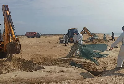 На пляжах Анапы убирают сети с защитного вала