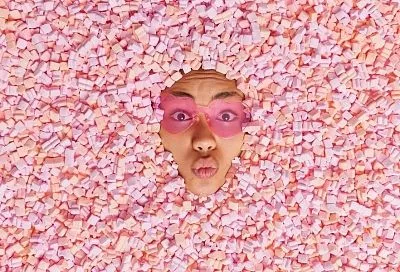 «Сладкий» удар по красоте: врач назвал разрушительные последствия сахара для кожи