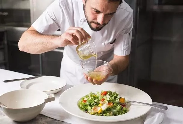 Заправка для салата без майонеза за 5 минут: три рецепта от шефа — густая, пикантная и с луком