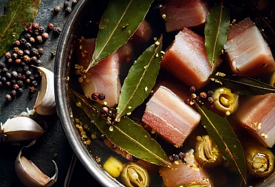 Быстрый посол сала: порезал, проварил 15 минут в рассоле с чесноком — через 12 часов можно резать