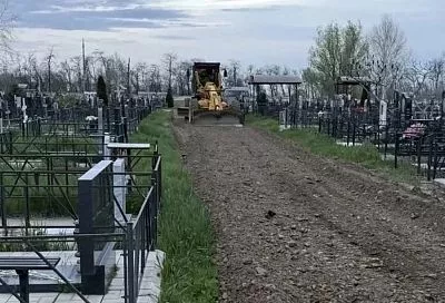 Дороги на кладбищах и подъезды к ним приводят в порядок в Краснодаре перед Радоницей