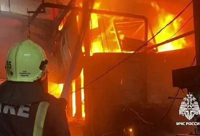 В Краснодаре тушат крупный пожар на складе стройматериалов