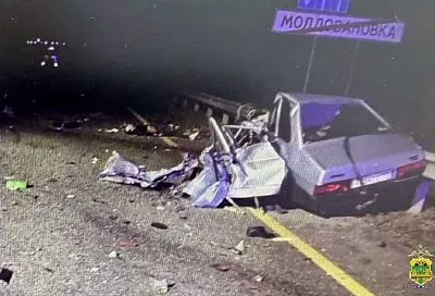 Фура смяла легковушку на трассе в Краснодарском крае. 4 человека погибли