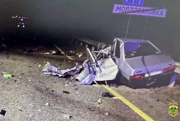 Фура смяла легковушку на трассе в Краснодарском крае. 4 человека погибли