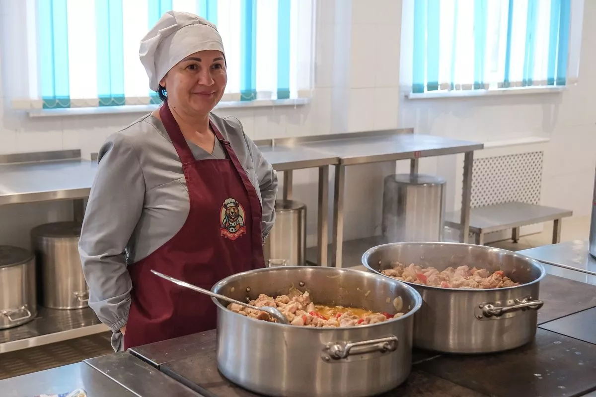 Каждый день 13 сотрудников столовой варят 100 литров супа, делают до тысячи котлет, пекут разнообразные булочки и пирожки.