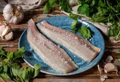 Солю филе скумбрии утром перед работой и к вечеру оно идеальное - по вкусу и посолу: простой и понятный рецепт