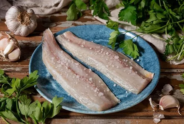 Солю филе скумбрии утром перед работой и к вечеру оно идеальное - по вкусу и посолу: простой и понятный рецепт