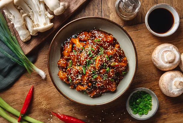 Отвариваю грибы, быстро обжариваю в соусе — и получается корейская закуска, которую съедают сразу