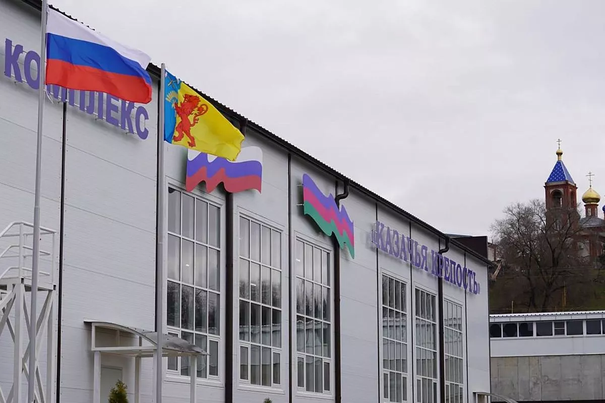 В станице Прочноокопской Новокубанского района в прошлом году открыли двухэтажный спортивный комплекс площадью 1500 квадратных метров  для сдачи нормативов, где всегда  комплекс площадью 1500