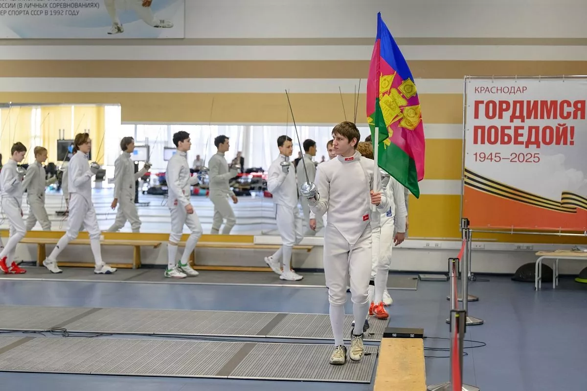 В первенстве Южного федерального округа по фехтованию на шпагах приняли участие 250 спортсменов из Краснодарского края, Ростовской области, Республики Адыгея, ЛНР, ДНР и Севастополя.