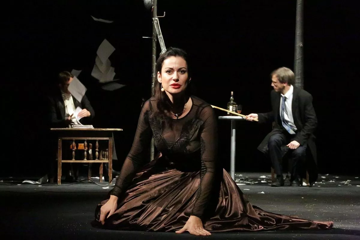 Анна Ковальчук в спектакле «Город. Женитьба. Гоголь», Санкт-Петербургского академического театра имени Ленсовета .