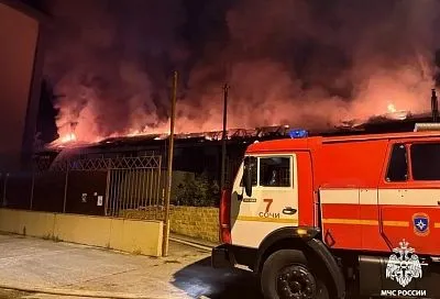 В Сочи тушат пожар на площади 1000 квадратов