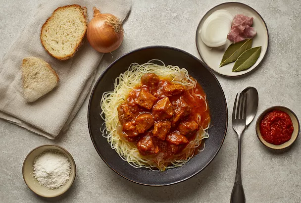 Нежное мясо с густой подливкой как в советской столовой — мягкое и сочное за час